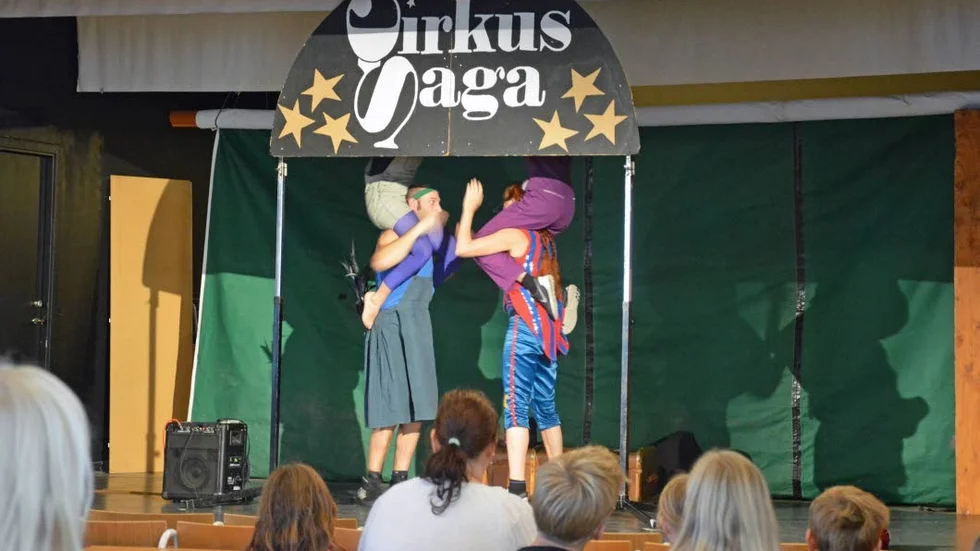 Scenbyggare. Cirkus Saga besökte Gamleby i går till mångas förtjusning.