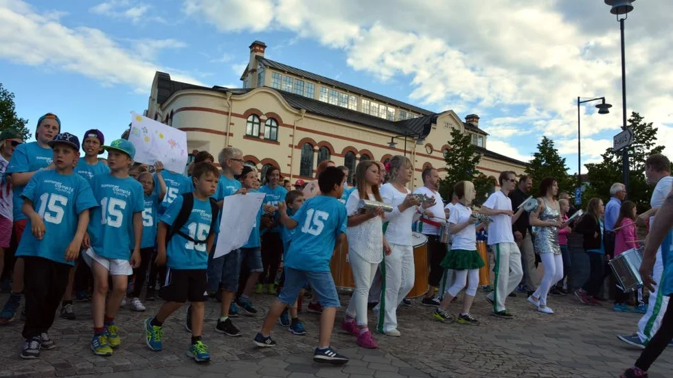 Idrott. De 400 deltagarna i årets smålandsläger tågade genom staden.