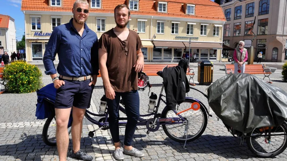 Hjälper. Albin Torstensson (t v) och Alexander Castman ska fortsätta. Sådär 350 mil till.