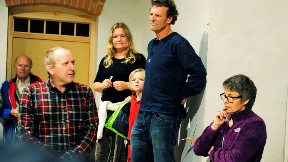 INVIGNING. Anna Davidsson, Magnus Davidsson och sonen Movitz Davidsson invigde Stenhuggeriet tillsammans med Natur - och kulturföreningens Bengt Kristiansson  och Charlotte Wessman.
