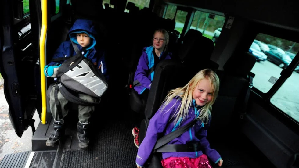 Sitter säkert. Tack vare generationsbältet så sitter Brage Barck, Alice Stalebrant och Agnes Stalebrant i bussen när de åker skolskjuts.