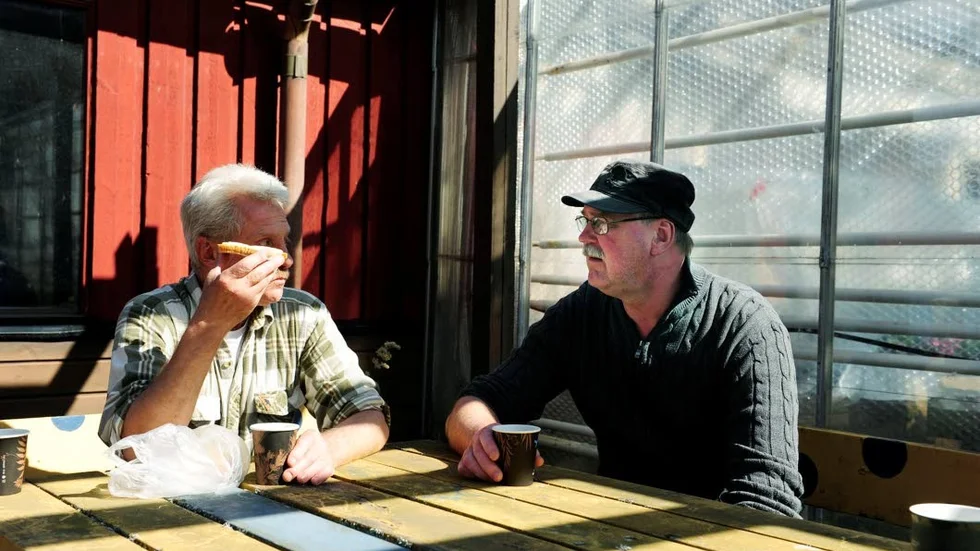 Samtalar. Bernt Andersson från Kalmar och Billy Jonsson från Nybro tog en fika innan arbetsdagen började på måndagen.