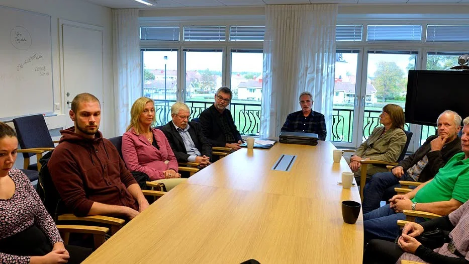 Alla samlade. Sara Rais (SV), Johannes Regell (SV), Christina Sundsmon (VDM), Hans Ellervik (VDM), Sverker Thorén (FP, Kenneth Hardy Axelsson (FP), Mariann Gustavsson (V), Leif Svensson (V), Roger Ohlin (KD och Gunnel Ohlin (KD) vid en presskonferens på torsdagseftermiddagen.