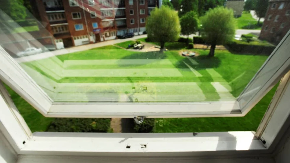 Huset. Det var från fastigheten på andra sidan gräsmattan som pojhken föll.