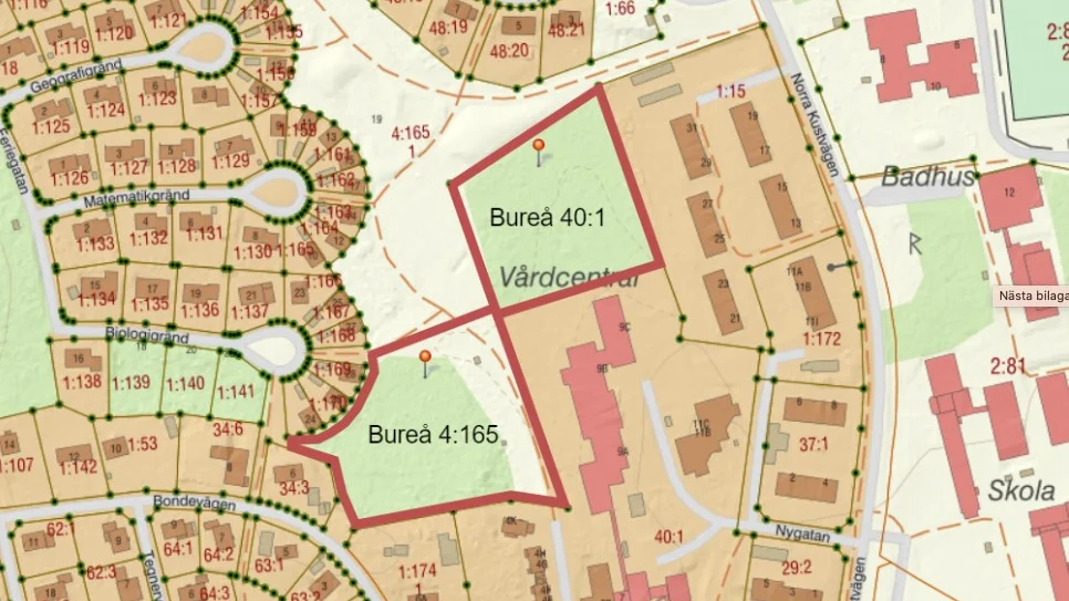 Två platser vid hälsocentralen i Bureå där det planeras byggande. 
