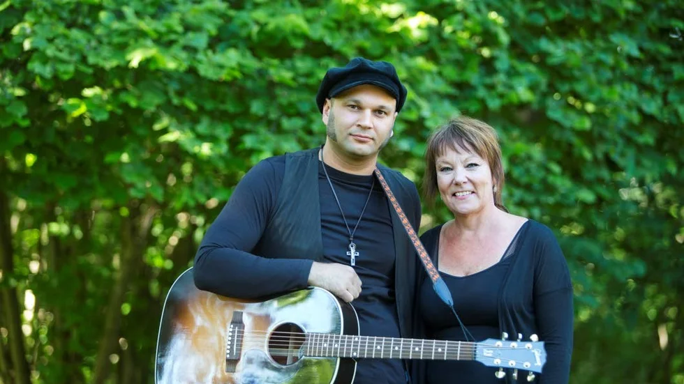 Dimitri Keiski och Åsa Keiski Wännström bjöd på söndagens underhållning på Furulid i Varamon.