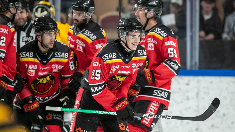 Joel Kant, fostrad i Luleå Hockeys led skrav historia med sitt första mål för A-laget. Målet betydde kvittering som tog matchen mot Skellefteå till förlängning.