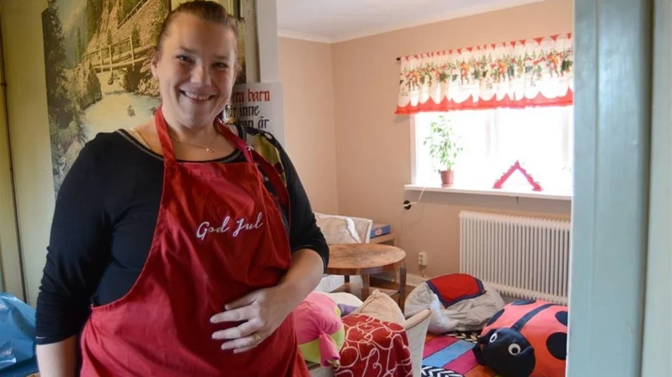 Annika Stagård visar senaste satsningen: ett speciellt rum för småbarnsfamiljer att fika i.