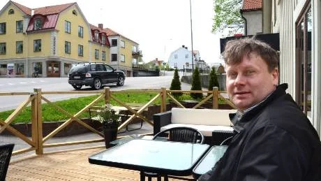 Roger Pettersson tar en fika hemma i Gamleby innan han kavlar upp ärmarna och startar insamlingen av en miljon namnunderskrifter. Foto: Hans Brandin