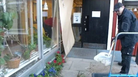 Jerry Söderberg, vaktmästare, sopar upp efter skadegörelsen på förskolan Linden.