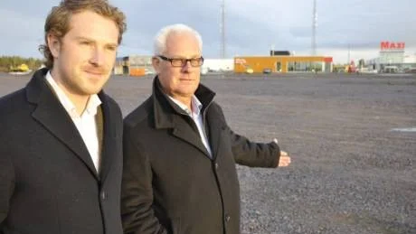 John Williamsson, till vänster, och Lars Williamsson gläds över att ha lyckats få Jula-koncernen till Västervik. Redan nästa vecka börjar ett stort Jula-varuhus byggas på Ljunghedens handelsområde, mellan Biltema och Sibylla.