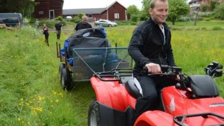 Michael Svensson kör den tunga dykutrustningen ner till sjökanten. Foto: Hans Brandin