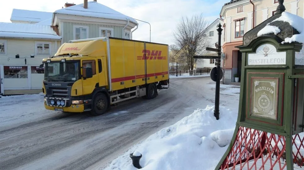 Den tunga trafiken får ta vägen över trekantstorget, då det inte går att ta höger när de kommer in i samhället.