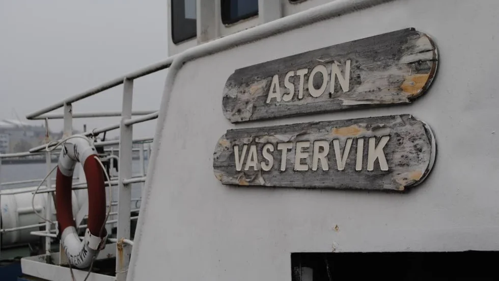 Färgen flagnar. Aston har sett sina bästa dagar.