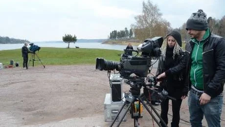Emelie Lundström, Örebro och Christian Karlsson, Nyköping förbereder en av kamerorna inför sändningen. Foto: Hans Brandin