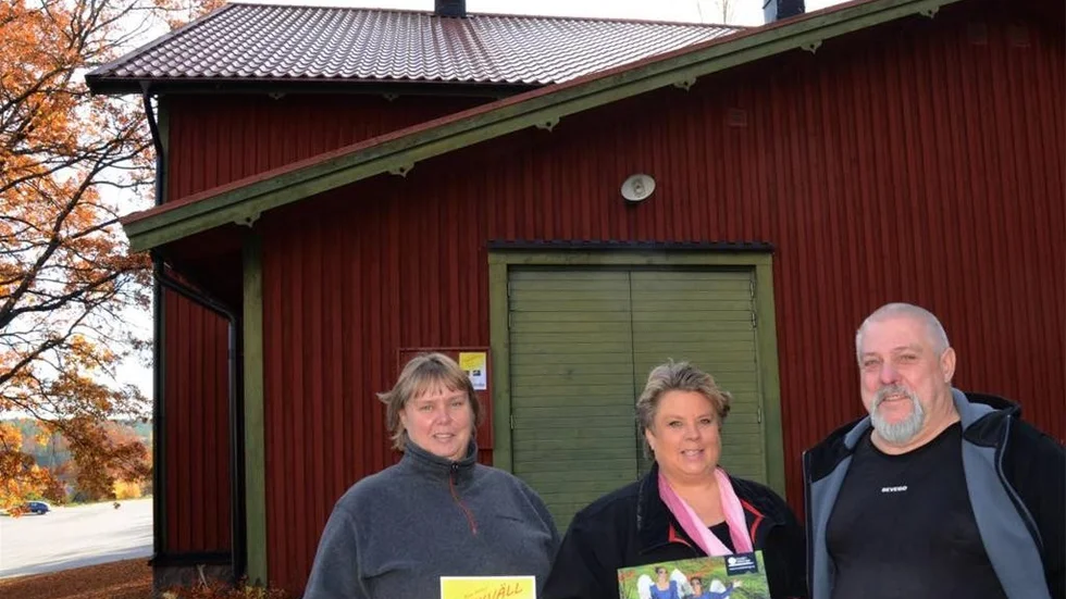 Nu på lördag blir det teater i Skyttepaviljongen i Gamleby, ett arrangemang av Gamleby Folkpark och Västerviks Riksteaterförening. Från vänster Helen Axelsson, Lotta Waernholm och Janne Allard från folkparken.