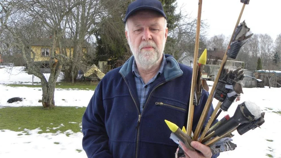 Ulf Johansson med sin "skörd" av nyårsraketer som hamnade på hans tomt.
