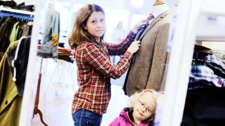 Thea Östin på butiken Carl-Otto säger att julskyltningen kan få folk att stanna till. På bilden syns även dottern Elsa Östin.