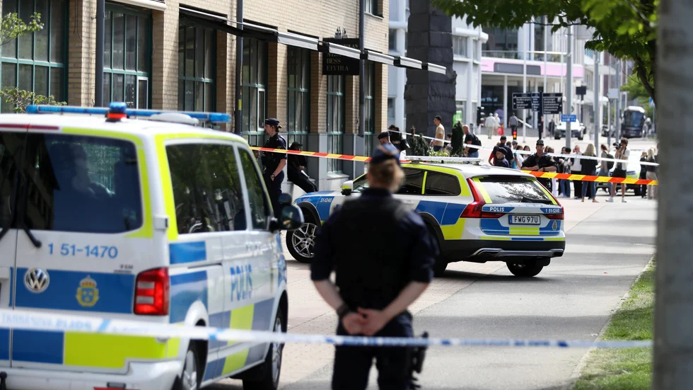 Två pojkar i tonåren blev påkörda vid en skola i centrala Göteborg. Tre personer har gripits. De inblandade kan kopplas till kriminell miljö, uppger polisen.