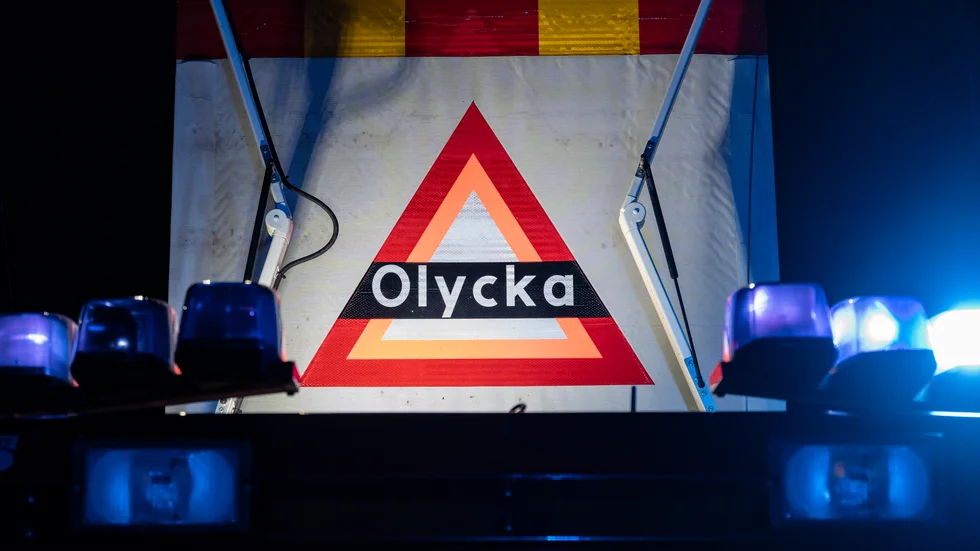 LINDERÖD 2021-12-05 
Olycka - räddningstjänsten har hissat upp sin varnande olycksskylt då de är på plats vid en brinnande bil på en mindre väg i Linderöd i december. 
Foto: Johan Nilsson / TT / Kod 50090 

