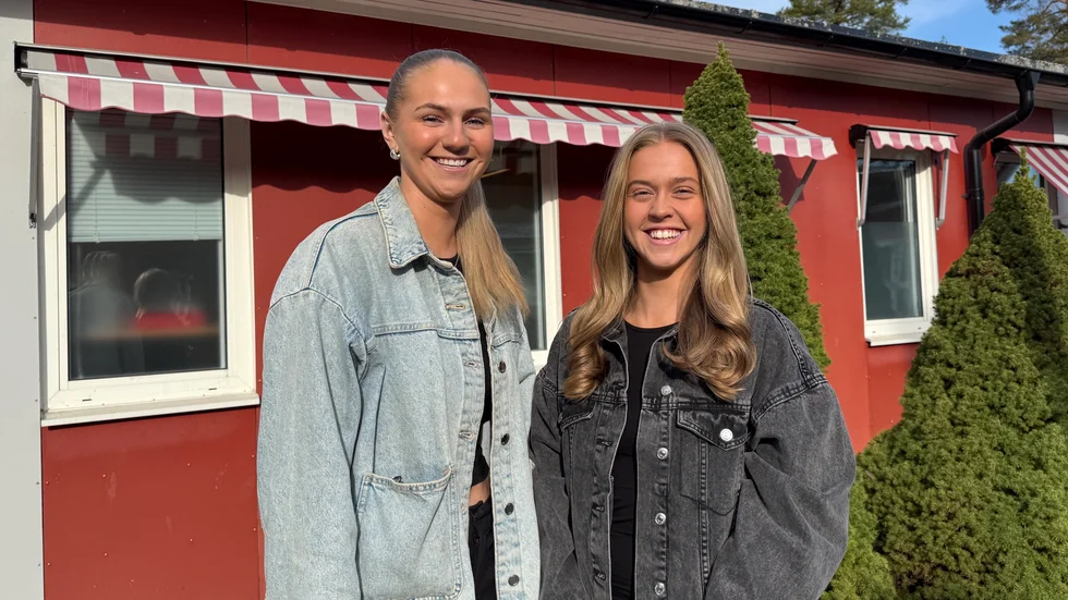 Stina Gunnarsson och Moa Carlsson har arbetat länge för att arrangera studentbalen i Hultsfred. Nu gör de sig redo för årets stora fest.