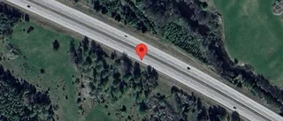Brinnande fordon stoppar trafiken på E20