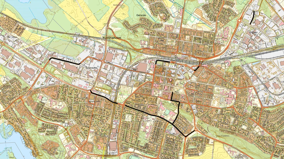Flera gator i Katrineholm, markerade med svart, ska få ny asfalt i år. 