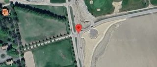 En stillastående personbil orsakar stopp i ett körfält på väg 218