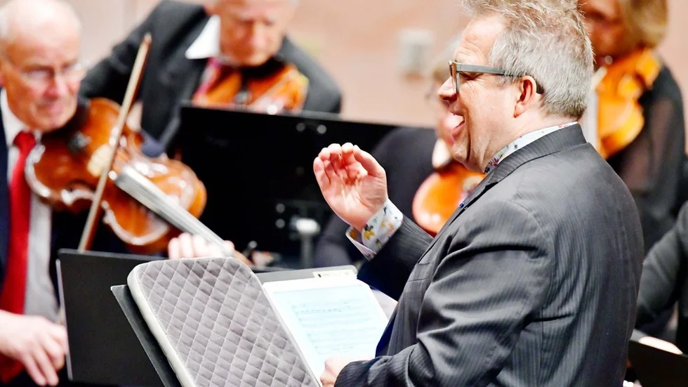 Efter paus dirigerade Dan Laurin orkestern i Mozarts mycket berömda Divertimento i D-dur och tog fram en hel del drag från barocken i detta ungdomsverk. Mer än så hann jag inte höra.