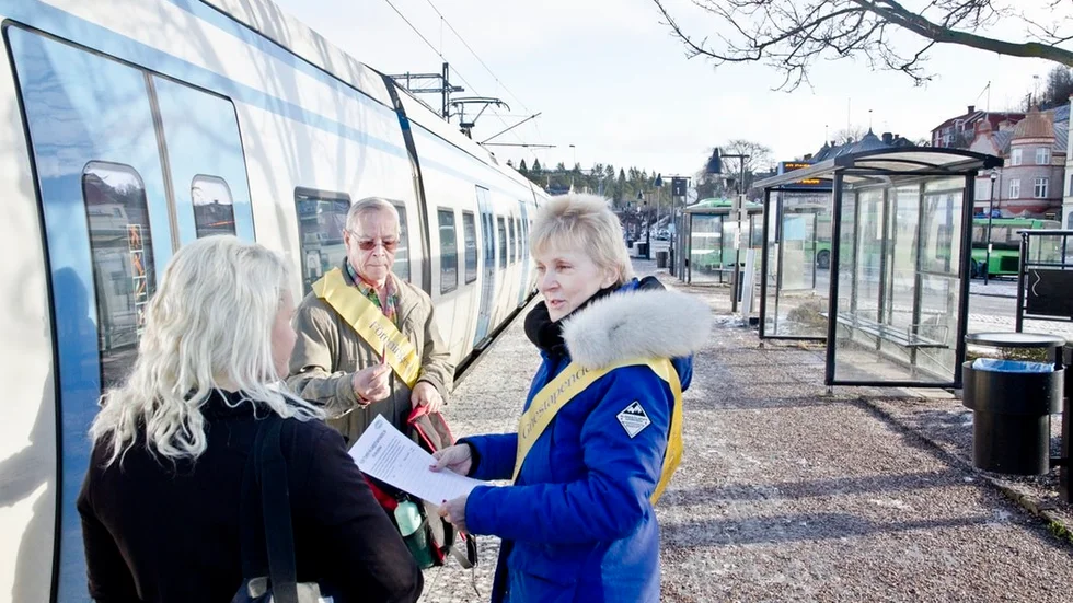 Föreningen Gnestapendelns sekreterare Elisabeth Lundberg Karlsson samlade in namnunderskrifter för tätare helgturer förra året.