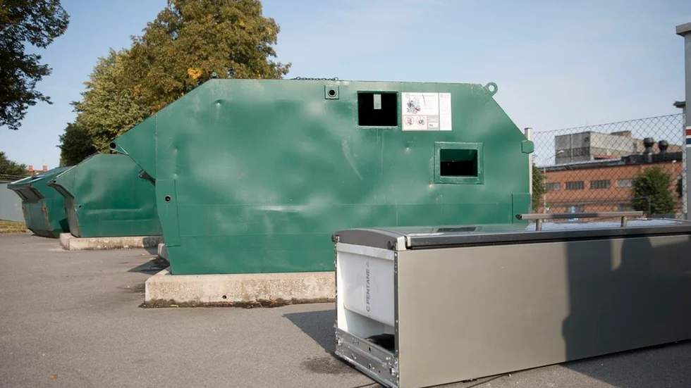 Ett kylskåp är dumpat vid återvinningsstationen på Margretehillsgatan i centrala Katrineholm. FTI, Förpacknings- och tidningsinsamlingen, lägger mer tid på att städa återvinningsstationer än att tömma återvinningskärlen.