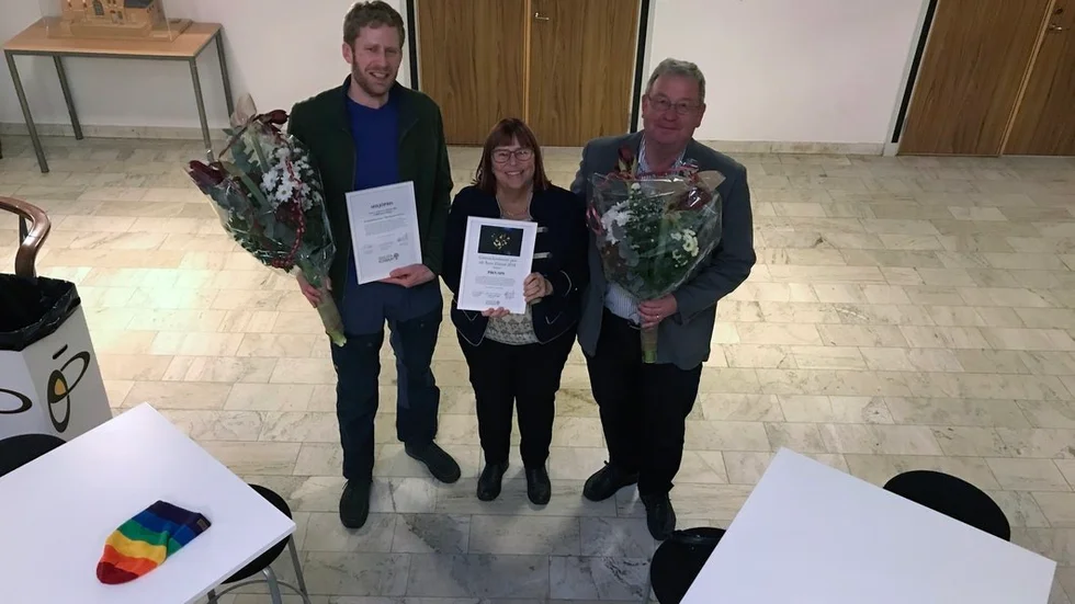 Linus Olofsson, till vänster, fick årets miljöpris av Gnesta kommun. Margareta Bergdahl och Jan Ancker representerade PRO och SPF som också utsågs till årets eldsjäl 2018 för sitt arbete mot ensamhet bland äldre.