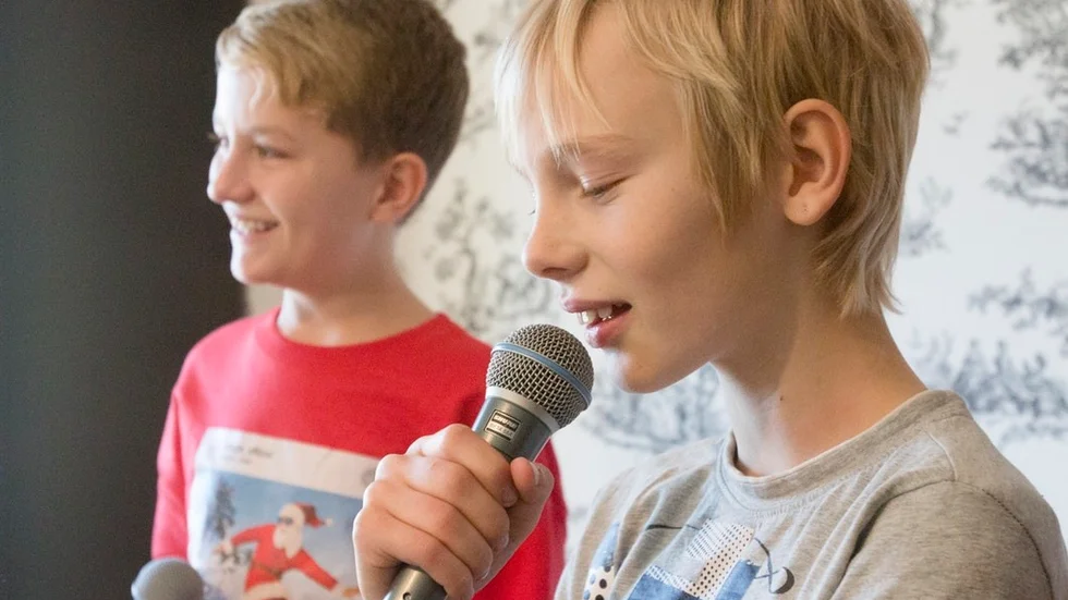 Filip Widén och Alvin Strand-Poppe bjuder också på sång tillsammans med Elliot Strand-Poppe.