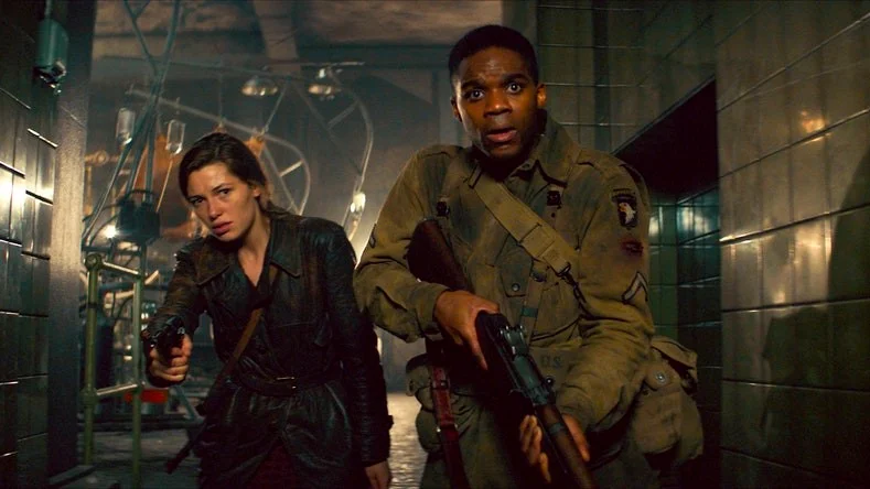 Chloé (Mathilde Ollivier) och Boyce (Jovan Adepo) avslöjar ohyggliga nazistexperiment i "Overlord".