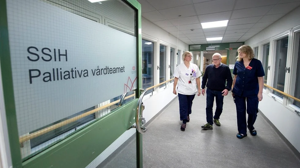 Linda Asplund, tv, vårdenhetschef på avdelningen för vård i livets slutskede på Nyköpings lasarett och Ingrid Lindroth, överläkare, i samtal med Lennart Bjöörn, anhörig. En del av vården på avdelningen är kontakten och samtal med anhöriga.