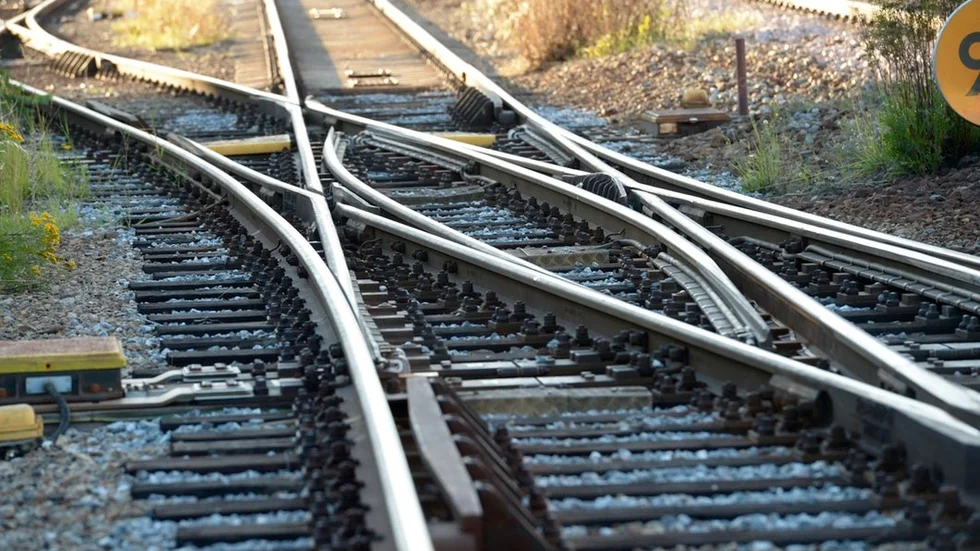 Spåren på Ostlänken kan byggas på traditionellt sätt med slipers och makadam om tågen inte går fortare än 250 kilometer i timmen.