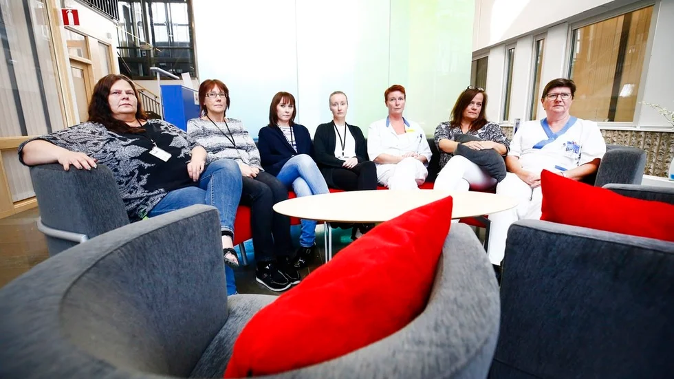 Medicinska sekreterarna inom landstinget är förbaskade. Höj våra löner ryter från vänster, Marie Olsson, Maria Burström, Jessica Mossteg, Therese Mielonen, Pernilla Bergstrand, Anneli Pihlava, Anita Karlsson.