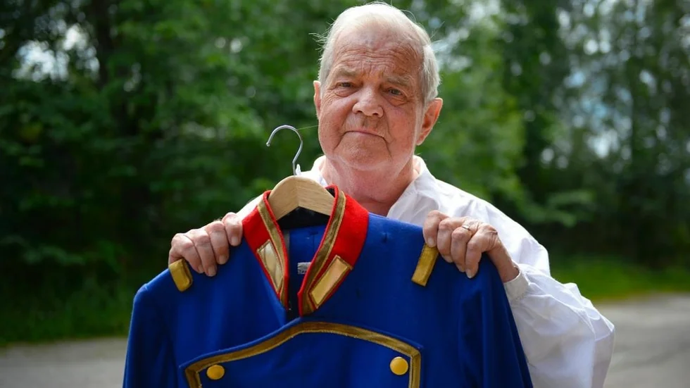 Jan-Åke Hillerud med en operakostym i samband med auktion i Julita 2016. Foto: Per Larsson