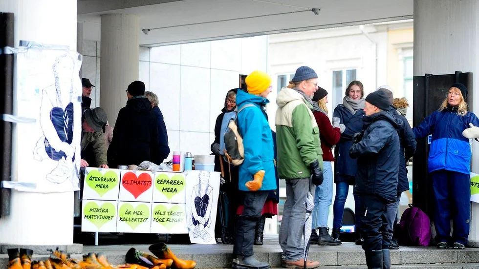 En grupp Nyköpingsbor samlades på stadshustrappan för att efterlysa handling mot klimatförändringarna och för att ge sitt stöd till Greta Thunberg, numera världsberömd för sin skolstrejk.
