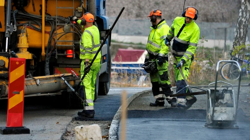 Det eftersatta underhållet av vägnätet gör att vi idag är mer sårbara än någonsin, skriver Per Bondemark med flera.  FOTO: HASSE HOLMBERG/TT