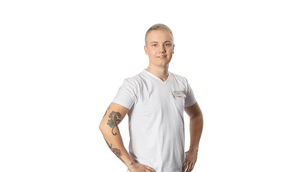 Nu är Maud Bentzers barnbarn Jakob Lindblad med i en rekryteringskampanj som Region Sörmland genomför. Foto: Region Sörmland