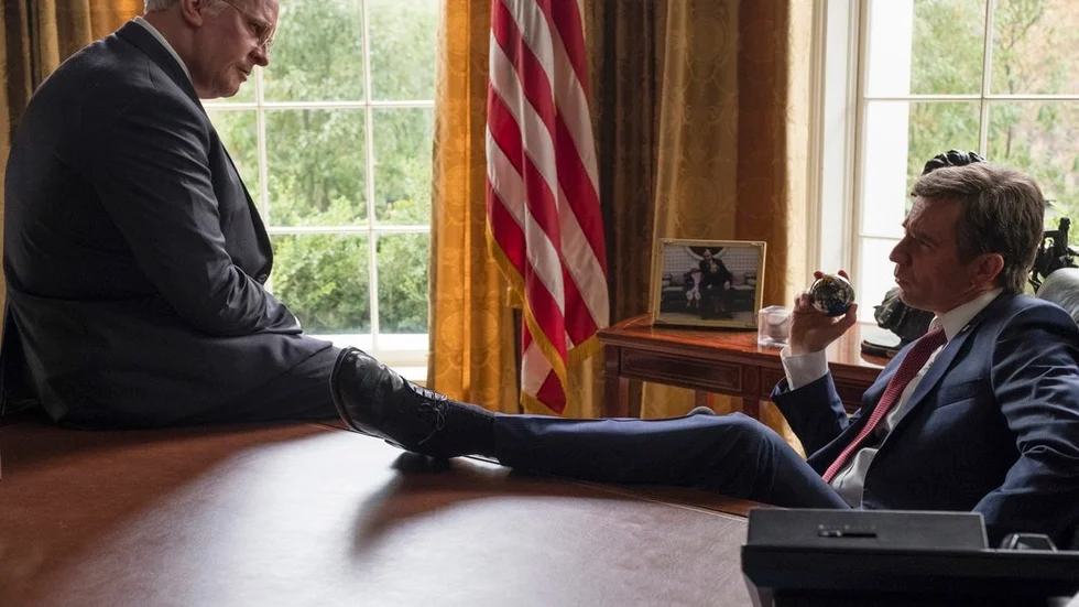 Christian Bale i rollen som USA:s forne vicepresident Dick Cheney och Sam Rockwell i rollen som president George W Bush i "Vice".