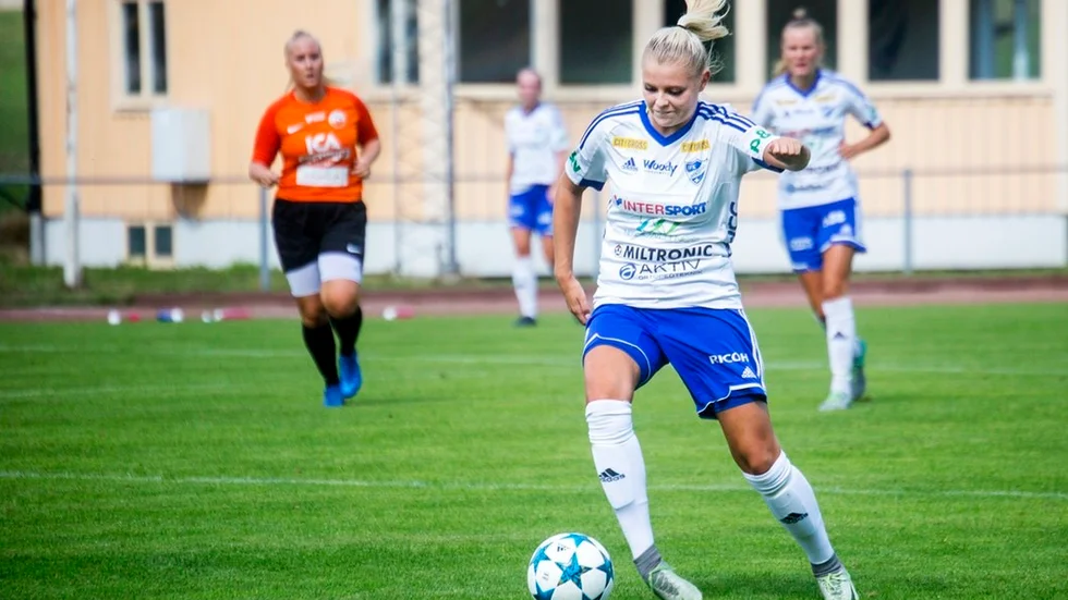 IFK Nyköpings damer tycks få spela division 3 nästa säsong. Det fanns flera saker att klaga på, som att motståndaren här Sätra matchat med otillåten spelare i – och nu senast gick IFK miste om en vakans då det är olika kösystem vid olika tillfällen på året.