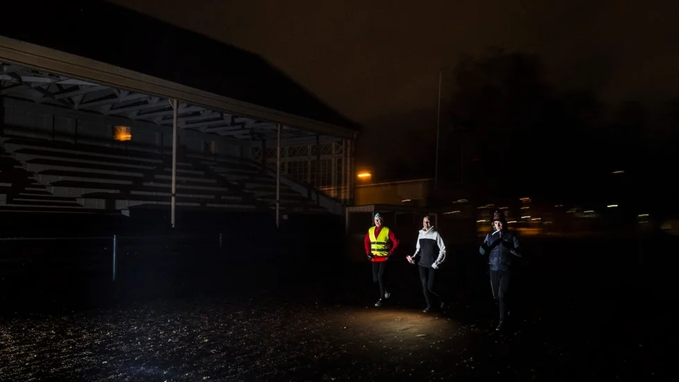 På idrottsanläggningen Folkungavallen är det ont om lampor. Men det går att lösa med pannlampa eller mobiltelefon. Huvudsaken är att man kan känna sig trygg när man springer.  FOTO: SANDRA NORDIN