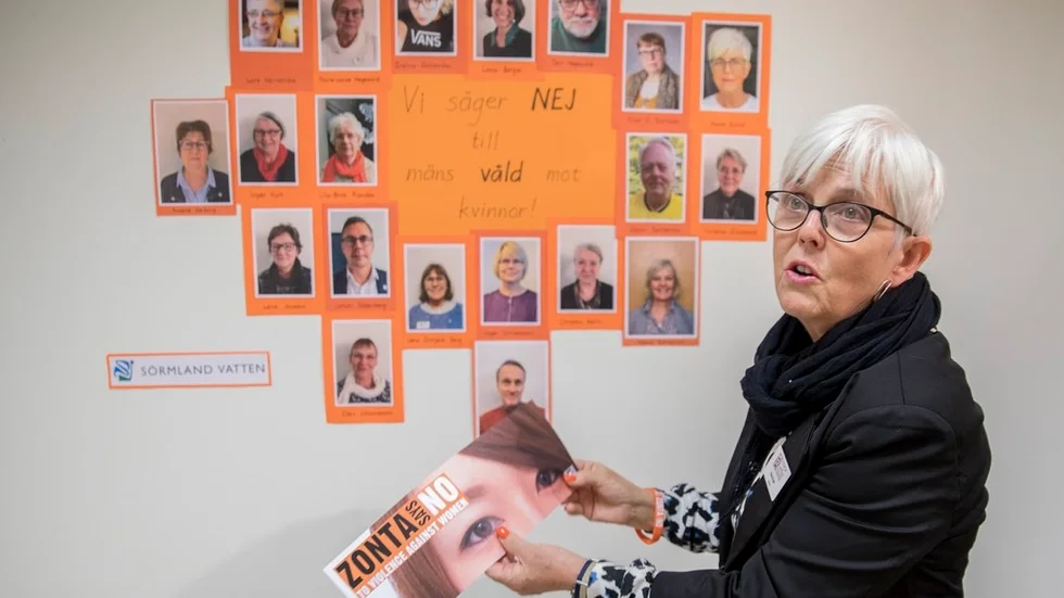Maria Evald vid den porträttvägg som skapats på Ängeln i Katrineholm under kampanjperioden.