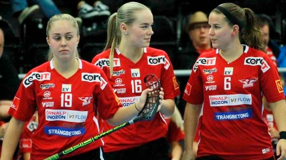 I gårdagens SN presenterade vi syrran Sandra Svärd, back i serieledande Iksu. I dag är turen kommen till forwarden Amanda Svärd (i mitten), som missade stora delar av förra säsongen på grund av skada, upplever en tuff men lärorik säsong med SSL-nykomlingen Örnsköldsvik – där målet är att återetablera den klassiska klubben på högsta nivån. Klubben – som tog (sitt hittills enda) SM-guld 2003/04 – är tillbaka i högstadivisionen efter sju års frånvaro.