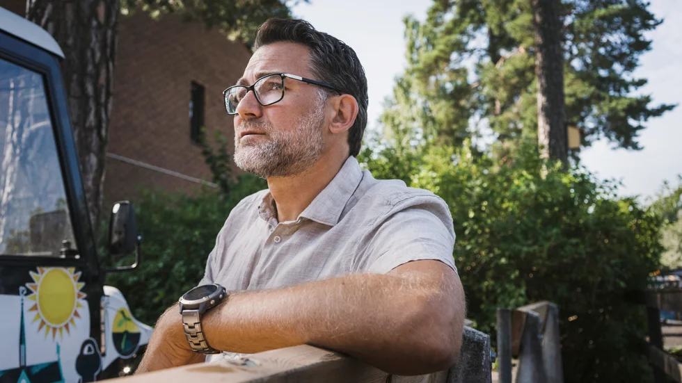 Ove Silasson är god man till Hanna som sades upp från sitt beonde utan förklaring. "Hon är självklart otroligt stressad över det här och mår jättedåligt. Det har gjort att hennes epilepsianfall har blivit värre", säger han. 