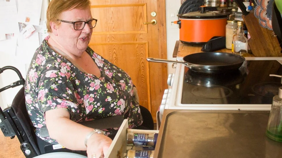 Carina Christiansson fixar det mesta i vardagen och är tacksam över det stöd hon har fått och får från samhället, familjen och vännerna. Hon har ett aktivt liv och ständigt något på gång.
