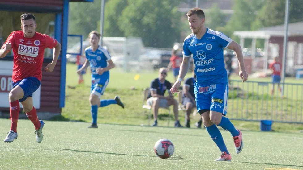 Oscar Karlsson och Christian Kouakou ställde till stor oreda i Karlslundförsvaret matchen igenom.