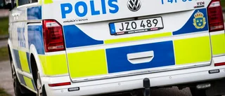 Försökte meja ner väktare med bil – greps av polis